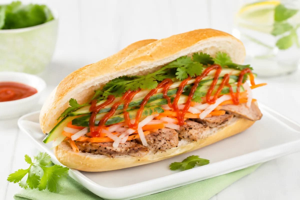 Banh Mi poulet — sandwich vietnamien sur baguette croustillante