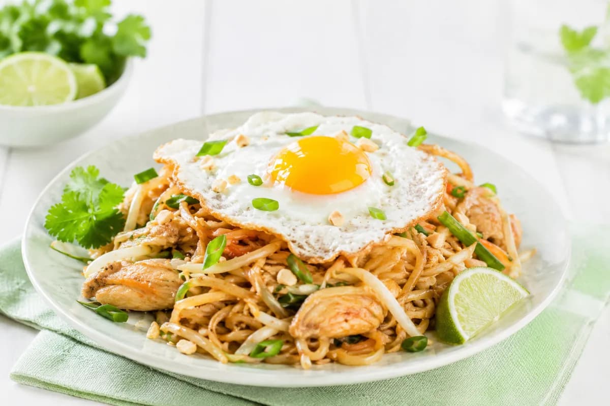 Mi Goreng — nouilles jaunes sautées indonésiennes avec œuf au plat