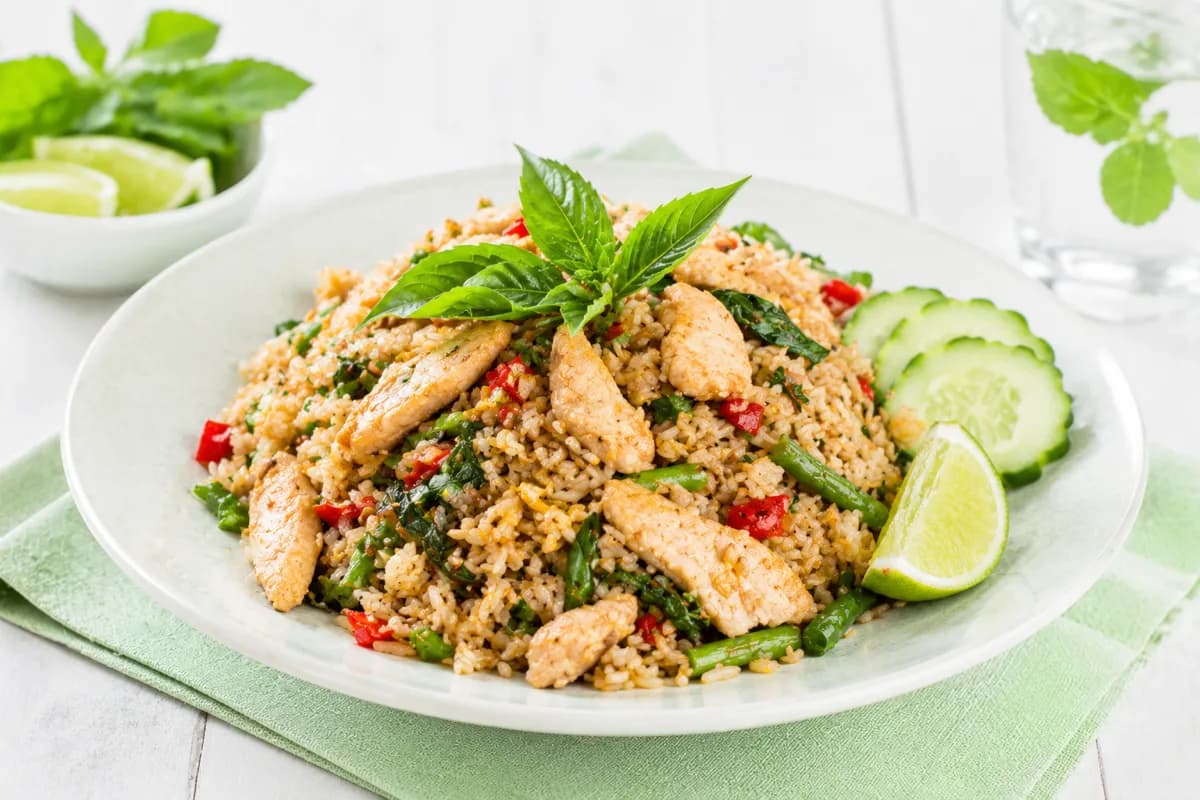 Pad Ka Phrao — riz sauté au poulet et basilic thaï